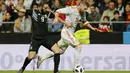 Saat penyerahan penghargaan oleh Federasi sepak bola Spanyol semua pemain bertepuk tangan kecuali Gonzalo Higuain yang merupakan mantan rekannya di Real Madrid. (AP/Paul White)