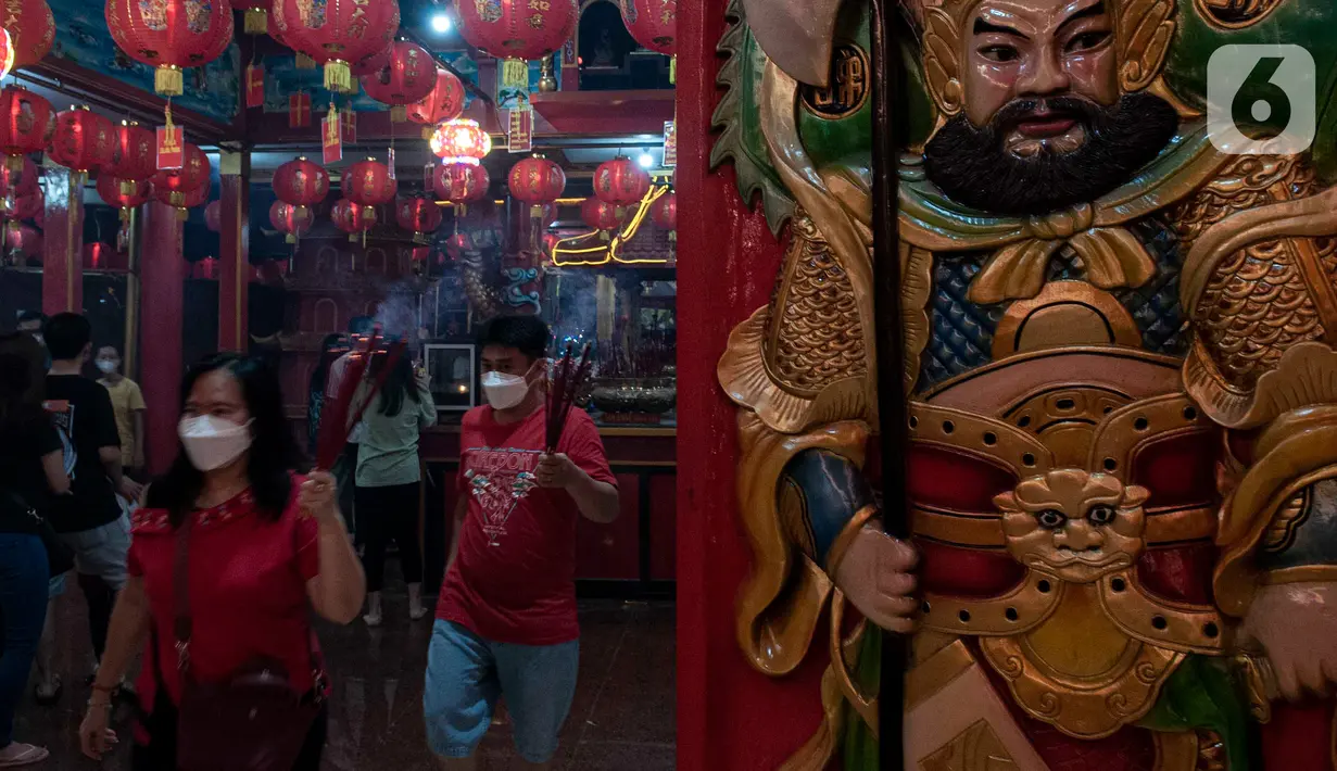 Warga keturunan Tionghoa membawa dupa jelang perayaan Cap Go Meh di Klenteng Hok Lay Kiong Bekasi, Jawa Barat, Sabtu (4/2/2023). Perayaan Cap Go Meh akan digelar dengan pawai atraksi barongsai, patung dewa, hingga naga-naga dengan rute pawai itu dari Jalan Mayor Oking-Lampu Merah Kartini-Juanda-Agus Salim-Jalan Perjuangan-Juanda dan kembali lagi ke Jalan Mayor Oking. (merdeka.com/Imam Buhori)