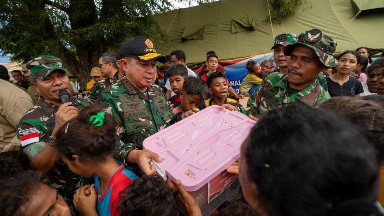 Gerak Cepat Panglima TNI Datangi Korban Erupsi Lewotobi