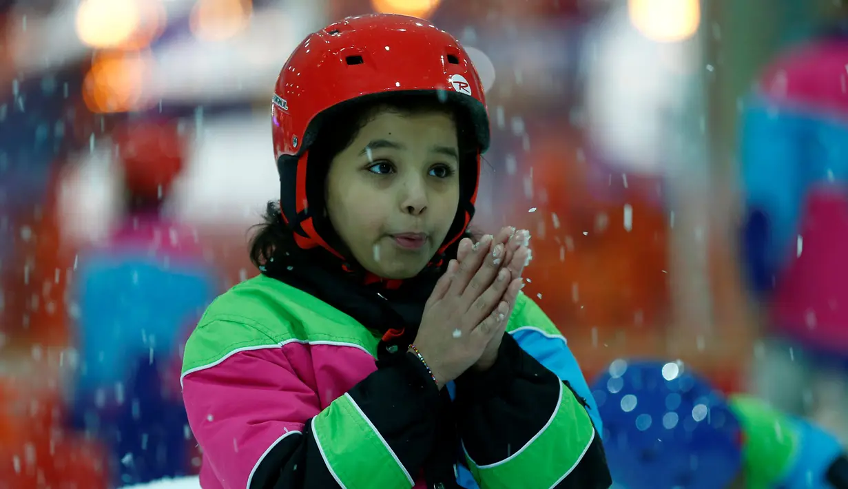 Seorang Anak saat bermain salju di Snow City di Mall Al Othaim, Riyadh, Arab Saudi (26/7). (REUTERS/Faisal Al Nasser)