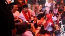 Di Lenteng Agung, Rano Karno bersilahturahmi dengan masyarakat sekitar. (merdeka.com/Arie Basuki)