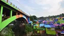 Suasana Kampung Jodipan Malang yang berada di bantaran sungai Brantas, Jawa Timur,  Kamis (5/1). Kampung ini disulap menjadi sebuah pemukiman warna-warni yang menarik dan banyak wisatawan berdatangan ke tempat ini. (Liputan6.com/Gholib)