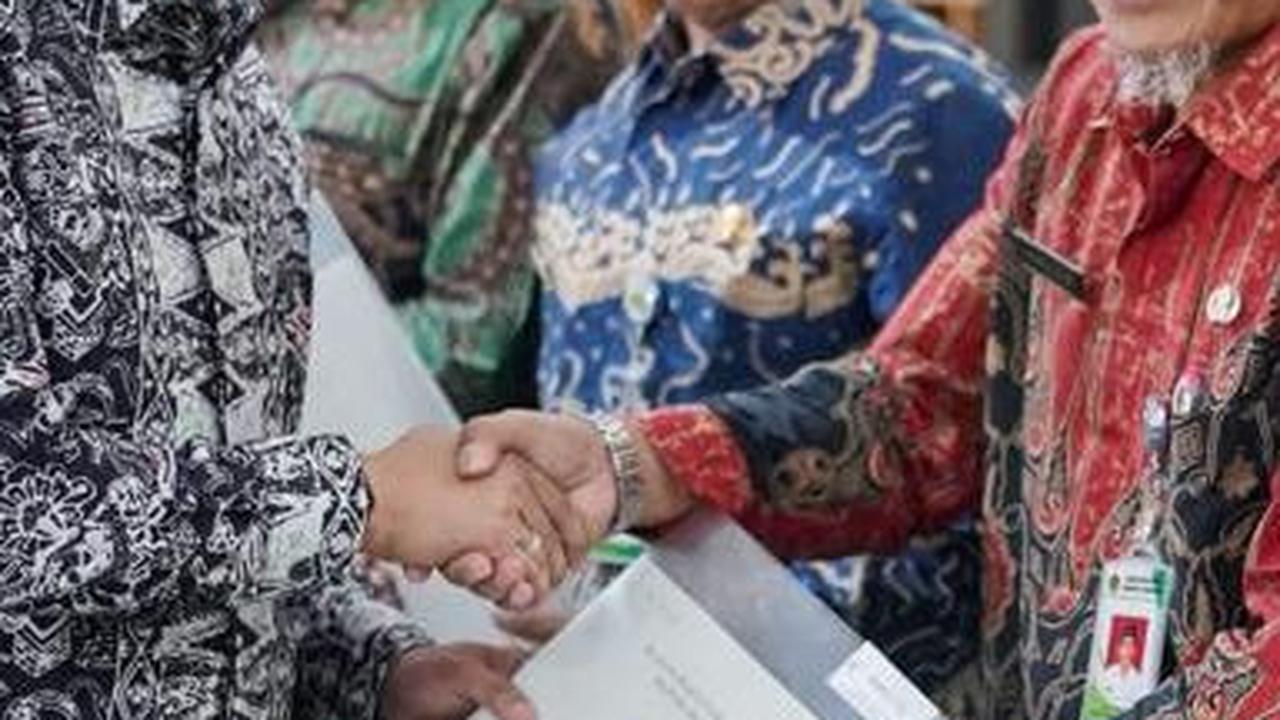 Wamen Raja Juli Serahkan Sertifikat Tanah yang Diwakafkan ke Guru Spiritual Jokowi
