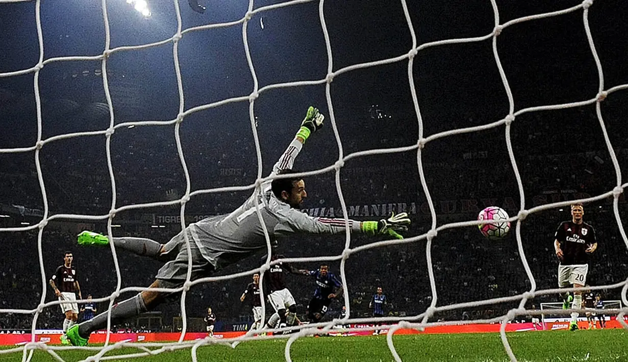 Proses terjadinya gol dari pemain Internazionale, Fredy Guarin ke gawang AC Milan yang dijaga kiper Diego Lopez pada laga Serie A di Stadion San Siro, Italia, Minggu (13/9/2015). Internazionale berhasil menang 1-0. (Reuters/Giorgio Perottino)