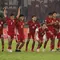 Para pemain Timnas Indonesia U-23 bersuka cita melangkah ke partai final usai menang dramatis atas Thailand pada babak semifinal Piala AFF U-23 di Stadion Utama Gelora Bung Karno, Jakarta, Jumat (25/7/2025).&nbsp;(Bola.com/Abdul Aziz)