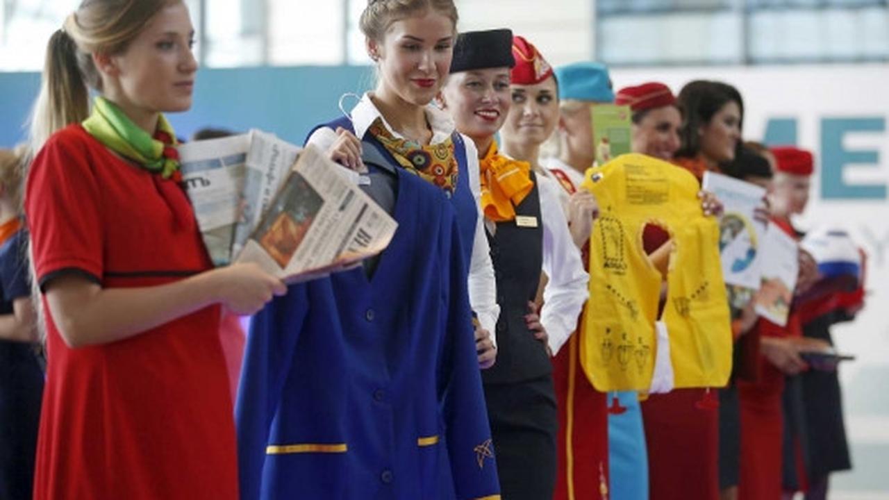 Aksi pramugari cantik Rusia berlenggang di catwalk 'Runway DME'