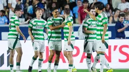 Pemain Glasgow Celtic merayakan kemenangan atas  Manchester City pada laga uji coba di Stadion Kenan Memorial, Rabu (24/7/2024). (AFP/Grant Halverson)