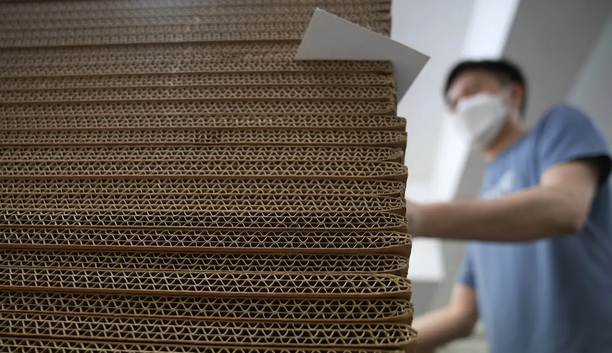 Tumpukan karton ditempatkan di pabrik LifeArt untuk membuat peti mati kertas di Hong Kong pada Jumat, 18 Maret 2022. Hong Kong kekurangan peti mati selama wabah paling mematikan dari pandemi virus corona covid-19, yang telah menelan sekitar 6.000 nyawa sepanjang tahun ini. (AP Photo/Kin Cheung)
