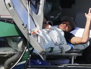 Bintang Brasil Neymar meninggalkan markas latihan timnya di Terespolis dengan menumpang helikopter, Sabtu (5/7/14). (REUTERS/Stringer)