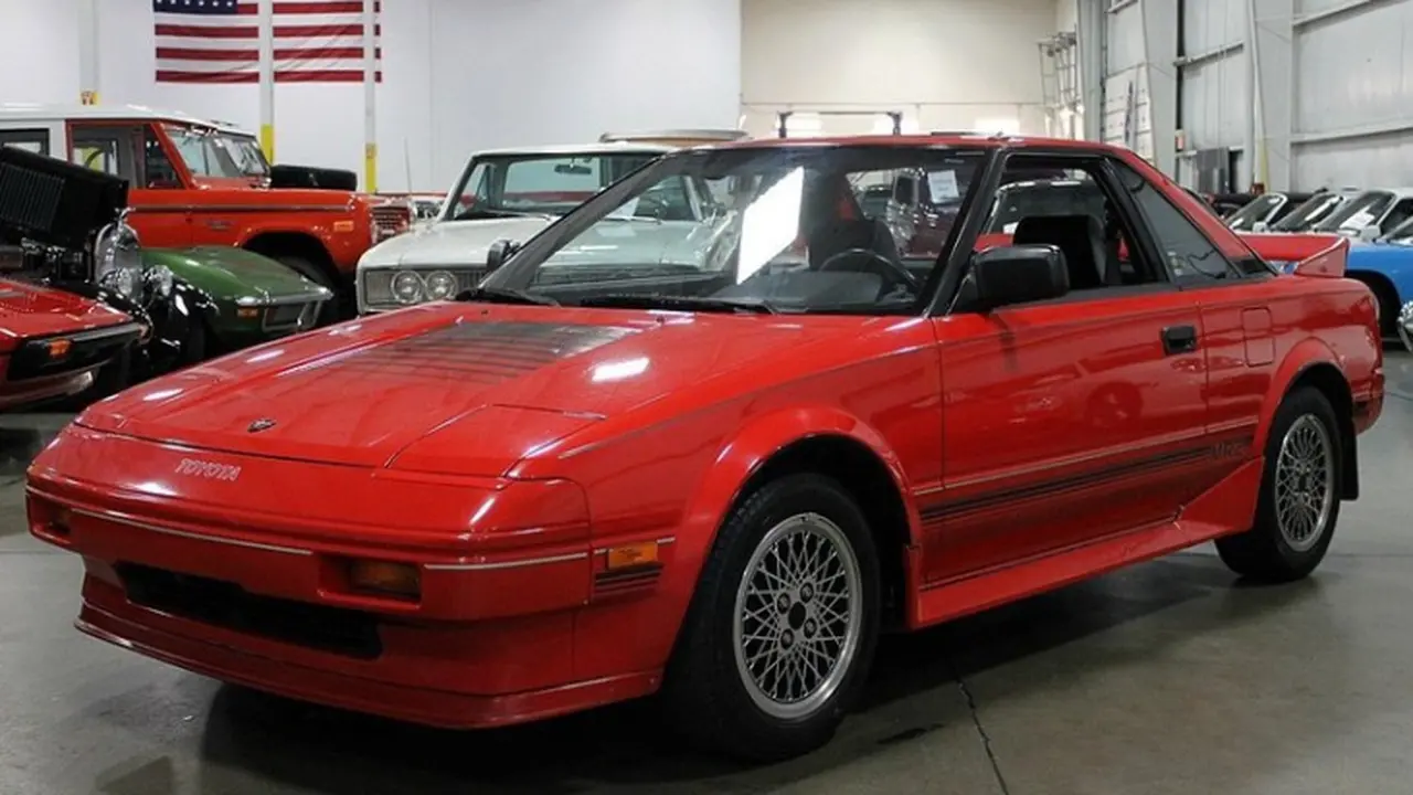 Jarang Digunakan, Sportcar Retro Ini Malah Dijual Murah