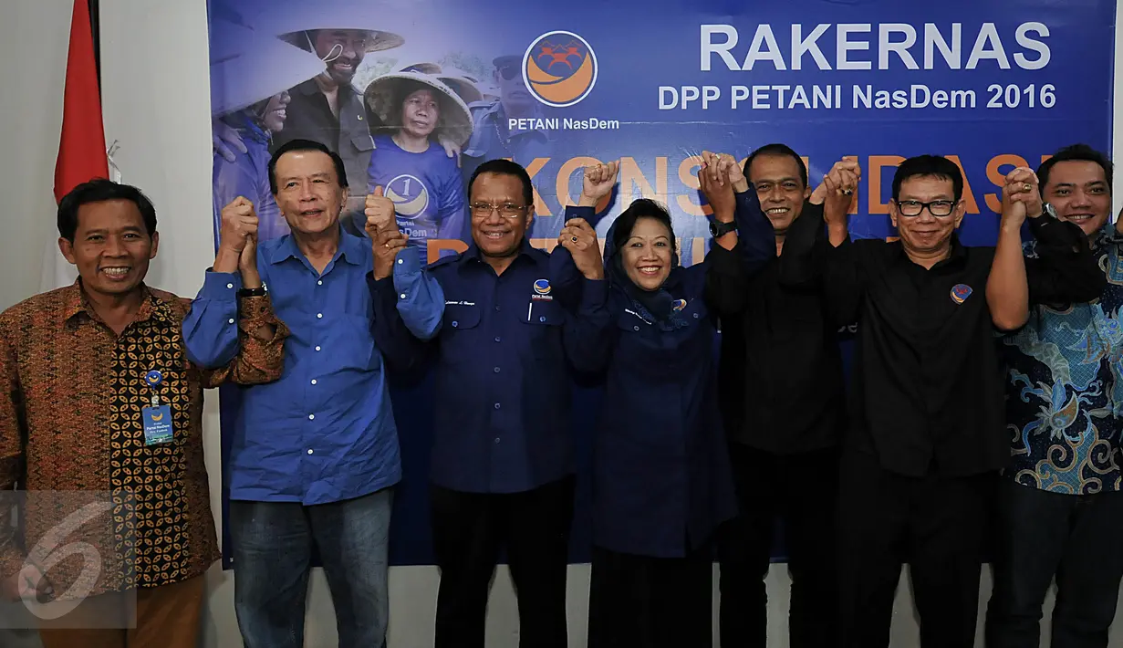 Watimpres RI dan Majelis Tinggi Partai Nasdem, Jan Darmadi (kedua kiri) bersalaman dengan para pejabat Nasdem lainnya dalam acara Pembukaan Rakernas dan Konsolidasi Tani Nasdem di Kantor DPP Partai Nasdem, Jakarta, (29/1). (Liputan6.com/JohanTallo)