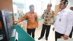 Kepala Badan Pengawas Tenaga Nuklir (Bapetan) Jazi Eko Istiyanto (tengah) mendengar penjelasan saat Konferensi Informasi Pengawasan (Korinwas) Bapetan di Jakarta, Rabu (25/10). (Liputan6.com/Angga Yuniar)