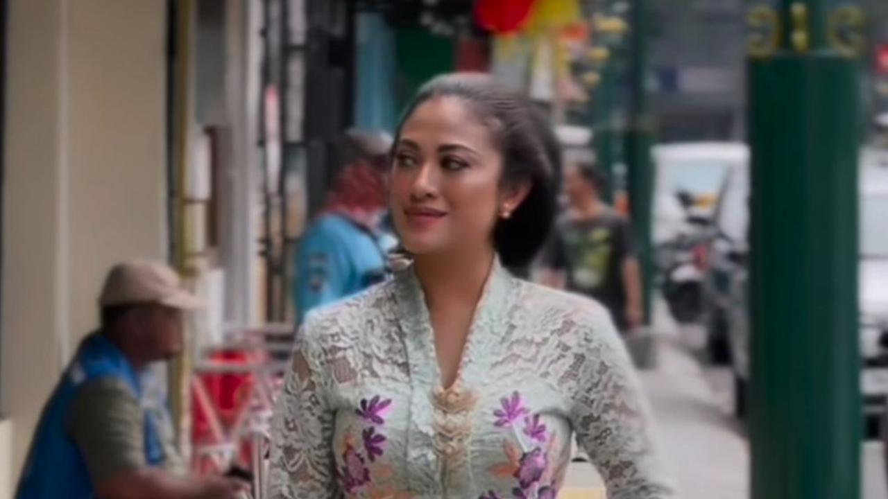 Tips Tampil Memesona, 7 Inspirasi Model Kebaya Elegan Ala Cynthia Riza Istri Giring Ganeza