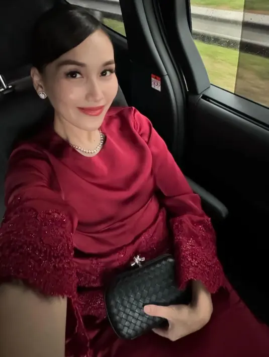 Melengkapi tampilannya, ibu satu anak ini memilih mengenakan perhiasan warna silver dari anting-anting hingga kalung tanpa liontin.  [@ayutingting92]