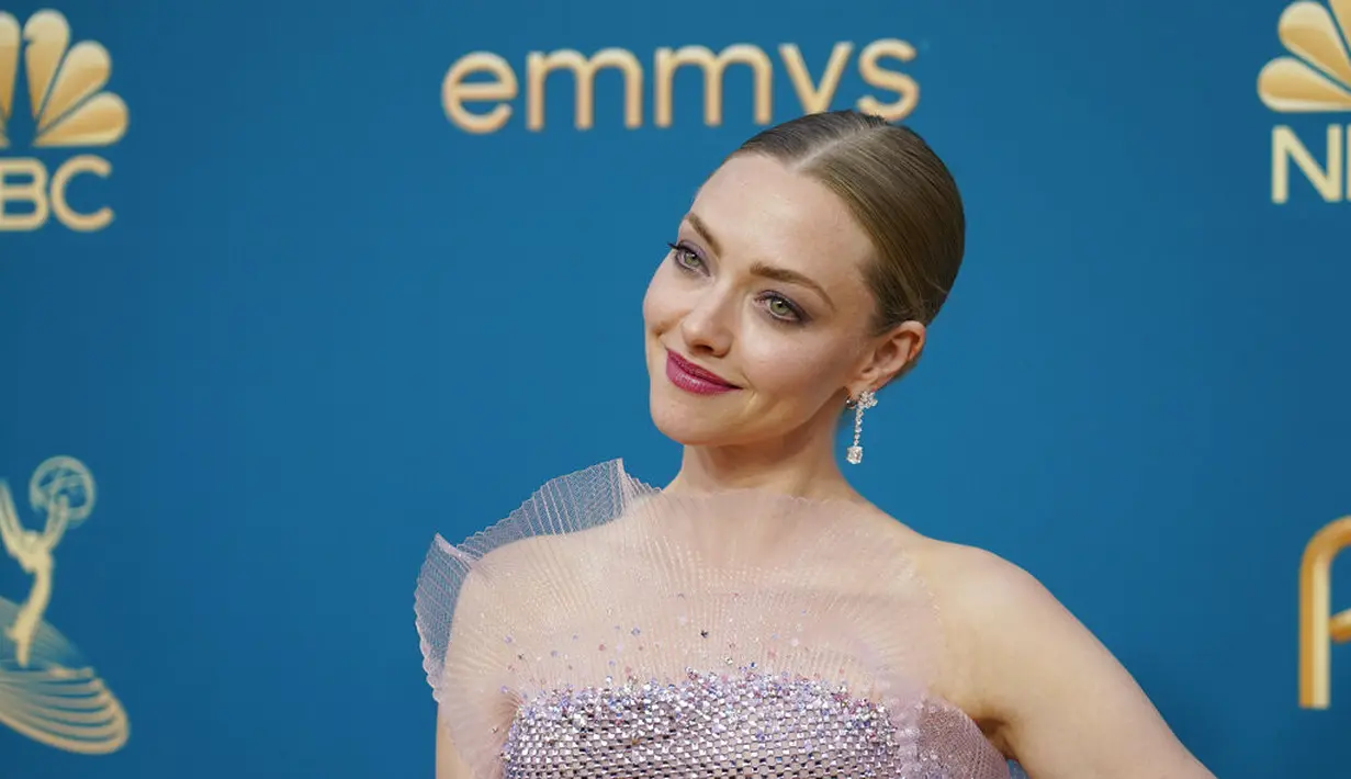 Amanda Seyfried dalam Emmy Awards 2022. (Foto: AP Photo/Jae C. Hong)