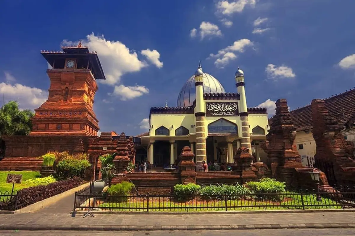 Masjid Menara Kudus di Jawa Tengah merupakan peninggalan Wali Songo