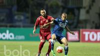 Pemain Persib Bandung, Supardi saat berlaga melawan Semen Padang FC di Stadion Pakansari, Bogor (11/3/2017). (Bola.com/Nicklas Hanoatubun)