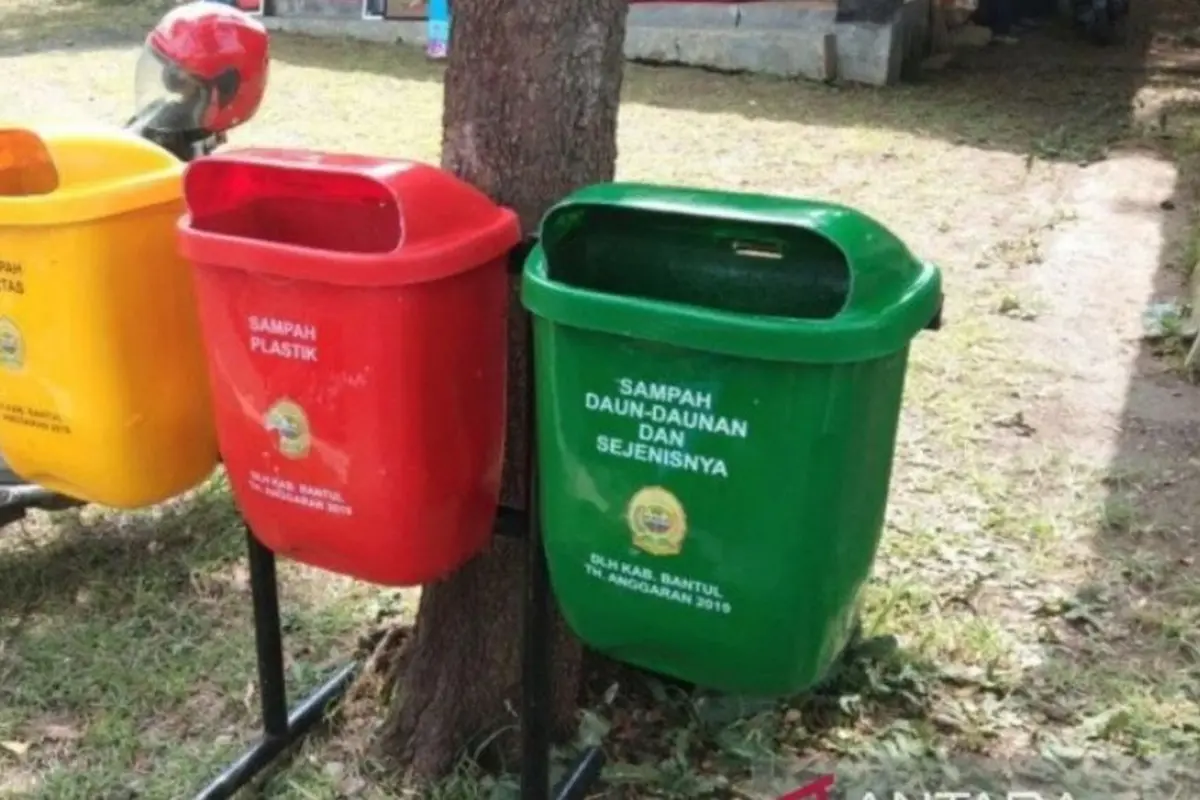 Tempat pemilahan sampah sesuai jenis di Kabupaten Bantul, Daerah Istimewa Yogyakarta.