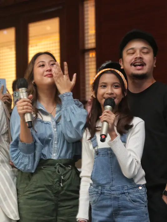 Mereka pun sempat bernyanyi bersama. Sherina yang mengingat masa kecilnya itu sempat menangis [Fimela.com/Adrian Putra]
