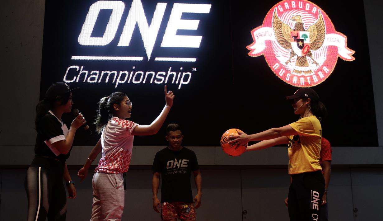 Pesepak bola putri Indonesia, Zahra Muzdalifah, acara meet and greets ONE Championship dan Timnas Indonesia di Gandaria City Mall, Jakarta, Sabtu (25/1). ONE Championship dan PSSI bersinergi untuk pengembangan atlet di Tanah Air. (Bola.com/Yoppy Renato)