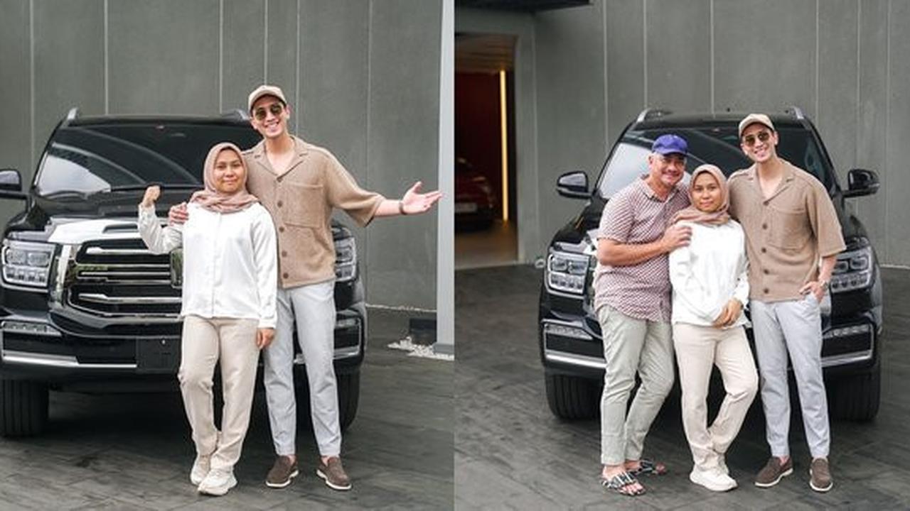 8 Foto Verrell Bramasta Membeli Mobil Mewah Untuk Ibu Sambung, Setelah Mobil Lama Rusak Saat Digunakan untuk Kampanye