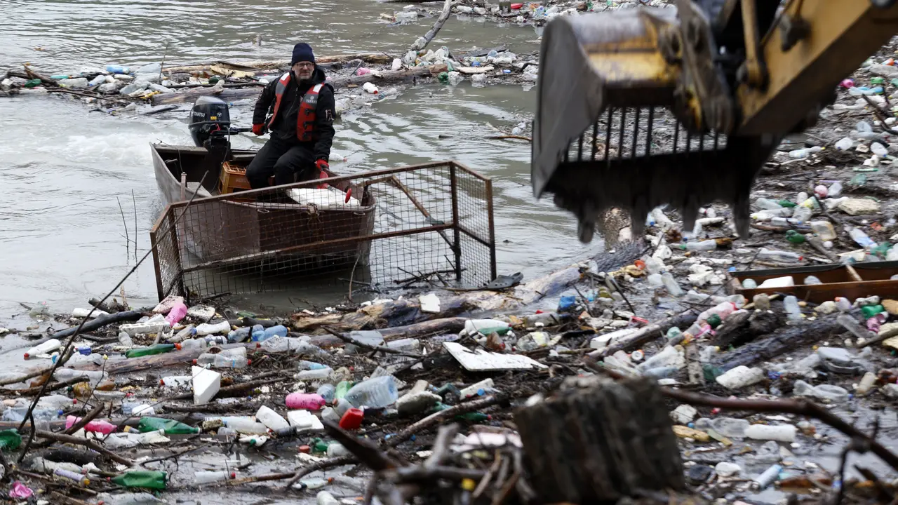Lautan Sampah Tutupi Danau di Serbia