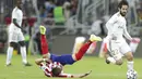 Gelandang Real Madrid, Isco, menggiring bola saat melawan Atletico Madrid pada laga Piala Super Spanyol di King Abdulla Sports City, Jeddah, Senin (13/1/2020). Real Madrid menang adu penalti 4-1 atas Atletico Madrid. (AP/Hassan Ammar)