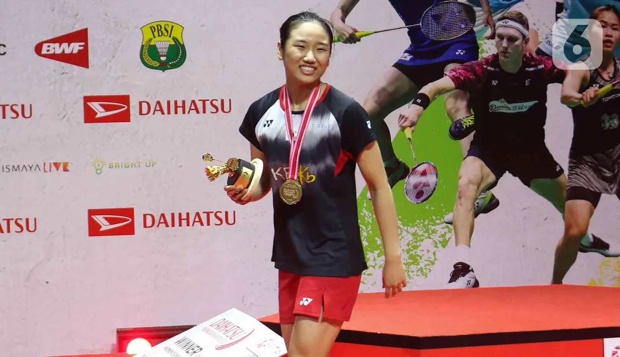 Pebulu tangkis tunggal putri Korea Selatan, An Se Young tersenyum usai meraih juara Indonesia Masters 2023 di Istora Senayan, Jakarta, Minggu (29/1/2023). An Se Young berhasil menjadi juara di nomor tunggal putri Indonesia Masters 2023 usai mengalahkan Carolina Marin di final dengan skor 18-21, 21-18, dan 21-13. (Liputan6.com/Herman Zakharia)