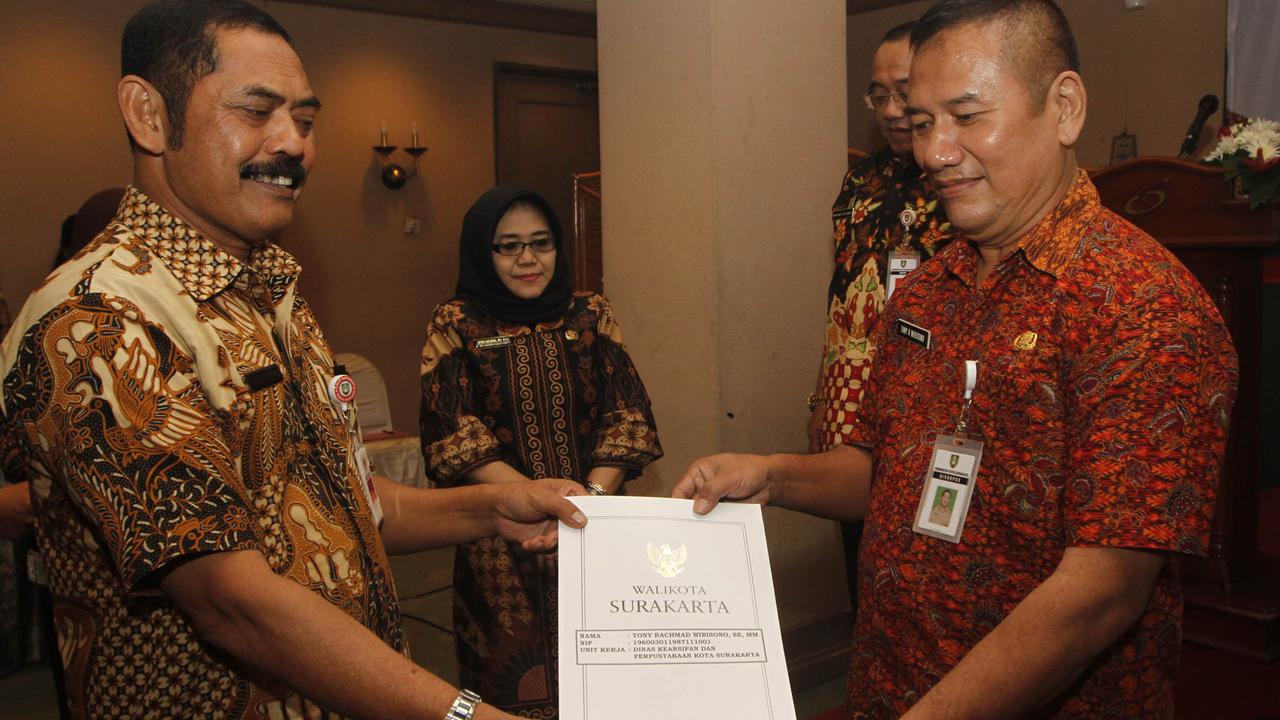 Wali Kota Solo, F.X. Hadi Rudyatmo (kiri) menyerahkan Surat Keputusan (SK) Pensiun Aparatur Sipil Negara (ASN) di Hotel Sahid Jaya, Solo, Selasa (13/2/2018).