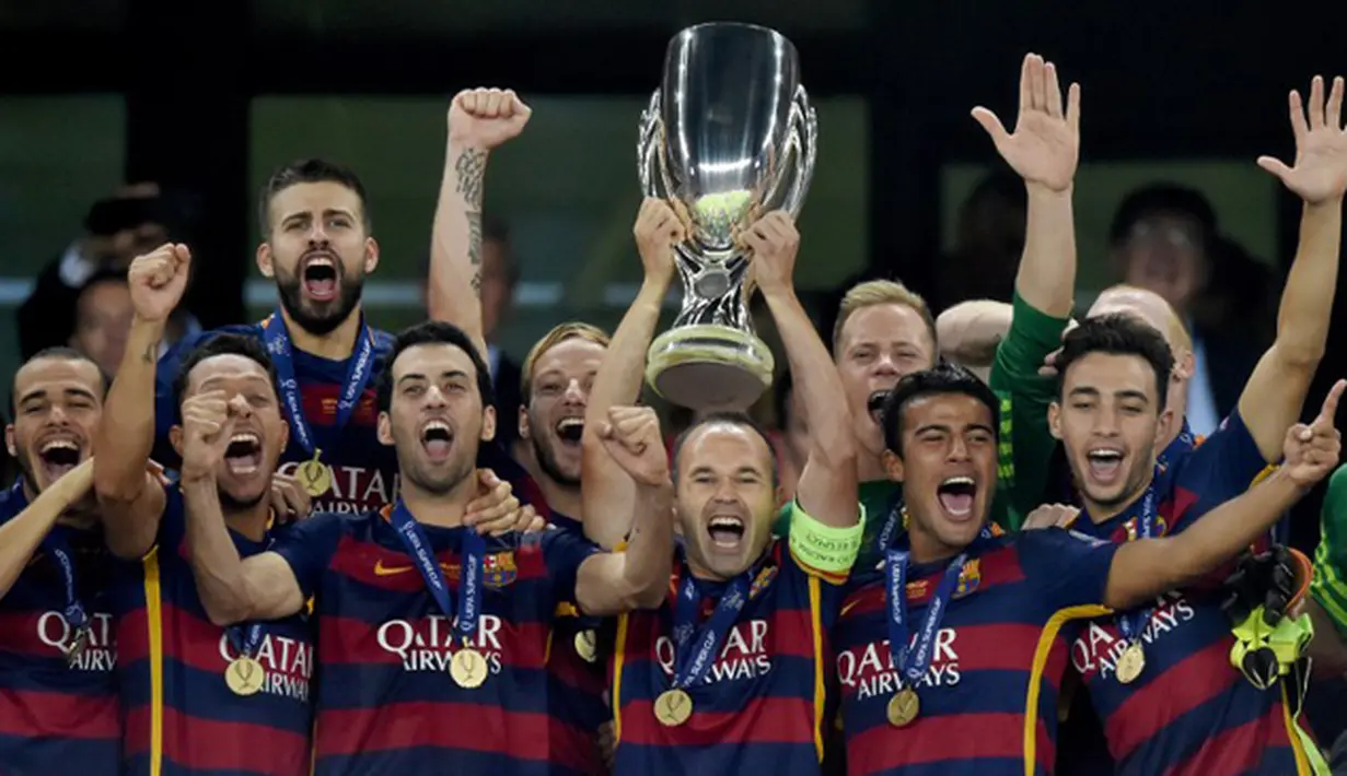 Kapten Barcelona, Andres Iniesta bersama rekan-rekannya mengangkat piala usai menaklukan Sevilla pada laga UEFA Super Cup di Tbilisi, Georgia, Selasa (11/8/2015). Bercelona menang 5-4 atas Sevilla. (AFP Photo/Kirill Kudryavtsev)