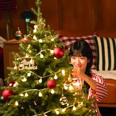 Park Shin Hye pun berfoto dengan pohon Natal yang tidak terlalu besar. Ia tampak mengenakan baju piyama bergaris merah putih dengan rambut yang dikuncir belakang. [@ssinz7]