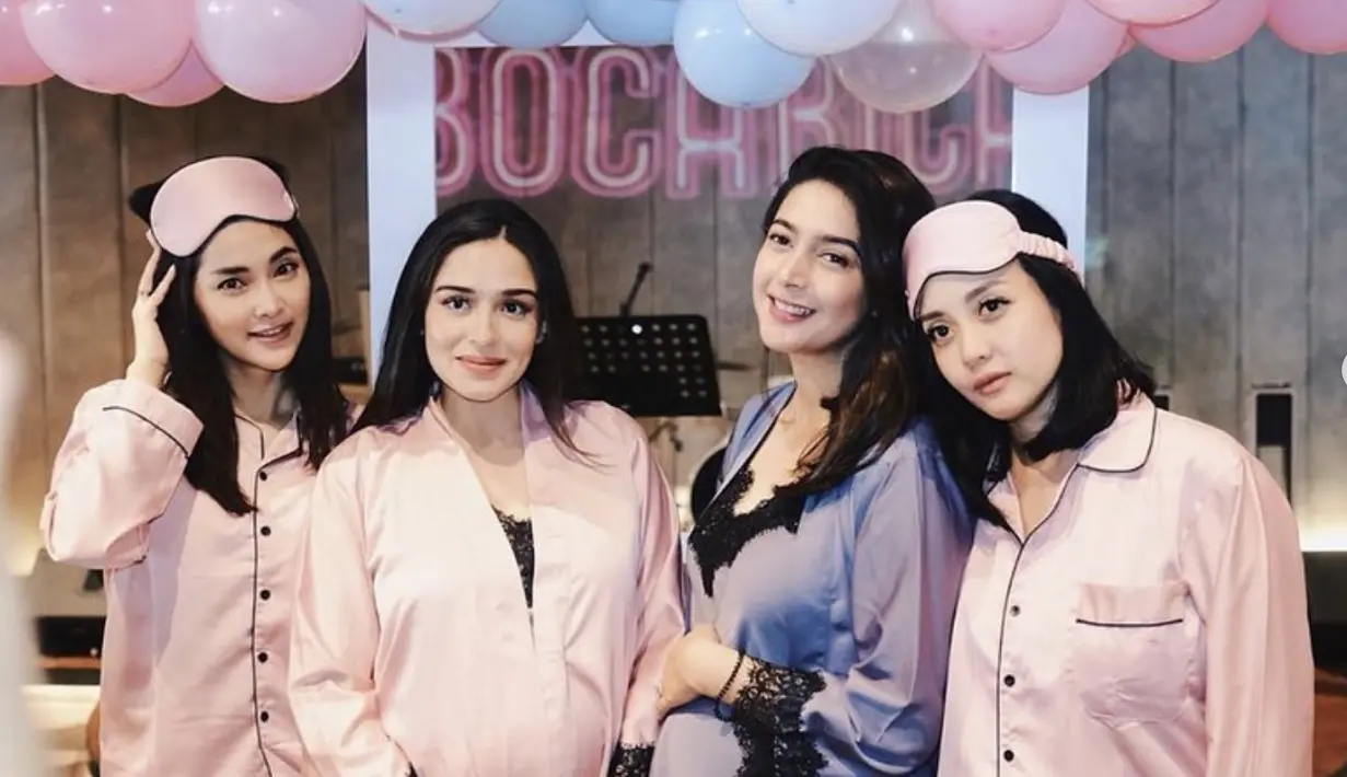 Dalam balutan sleepwear, keduanya tampak begitu manis kala rayakan baby shower. [Foto: Instagram/ Nabila Syakieb]
