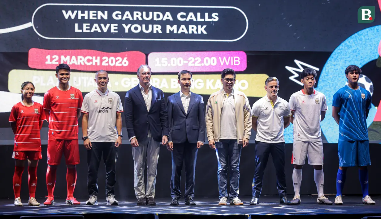 Pelatih Timnas Sepak Bola Indonesia, John Herdman berfoto bersama sejumlah jajaran dari Kelme, pelatih Timnas Indonesia U-17 Kurniawan Dwi Yulianto, dan sejumlah pemain Timnas Sepak Bola Indonesia saat acara Leave Your Mark Fest 2026 di Plaza Utara Stadion Utama Gelora Bung Karno, SUGBK, Senayan, Jakarta, Kamis (12/03/2026) malam WIB. (Bola.com/Bagaskara Lazuardi)