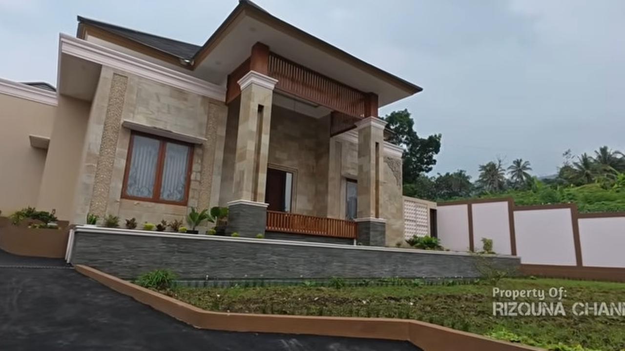 Habiskan Dana Rp2 Miliar, Potret Rumah Mewah Crazy Rich Pekanbaru di Pedesaan Bikin Melongo