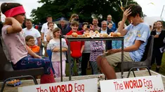 Seorang anak laki-laki memecahkan telur dikepalanya usai kalah dalam permainan Russian Egg Roulette pada acara Kompetisi Melempar Telur Dunia dan Vintage Day di Swaton, Inggris, Minggu (28/6/2015). (REUTERS/Darren Staples)
