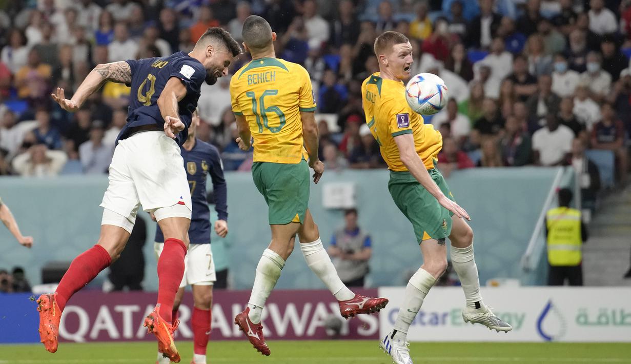 Tiga menit kemudian Prancis makin meninggalkan Australia dengan mencetak gol keempat. Gol kembali dicetak Olivier Giroud yang kali ini sukses menjaringkan bola melalui kepalanya usai memanfaatkan umpan silang Kylian Mbappe. (AP/Christophe Ena)