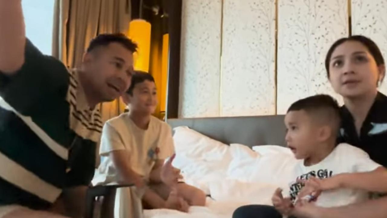 Potret Raffi & Nagita Gagal Prank Rayyanza Pakai Teko Ajaib Keluar Jin, Beda Sama Rafathar Dulu - Endingnya Ngakak