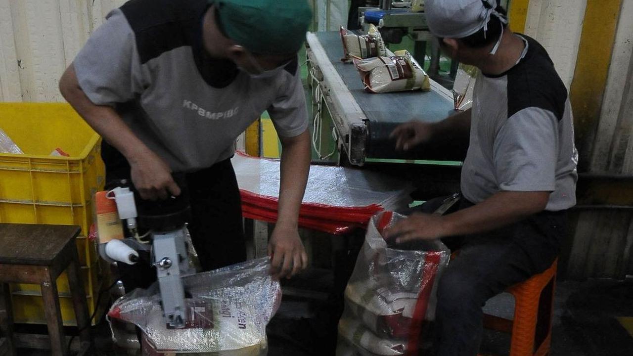 Hal tersebut dapat dilihat dari stok beras yang adal di Pasar Induk Cipinang ini. Foto: merdeka.com / Imam Buhori<br>
