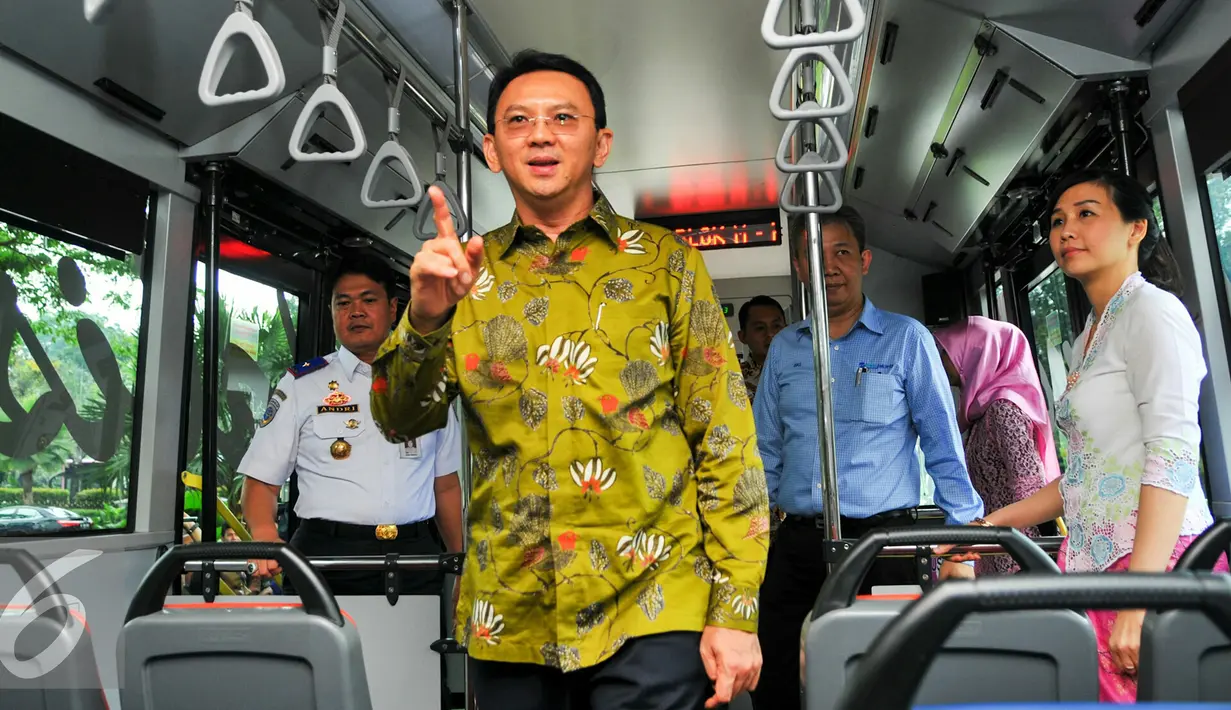 Gubernur DKI Jakarta, Basuki Tjahaja Purnama (Ahok) melihat kondisi bagian dalam bus Transjakarta khusus perempuan, Jakarta, Kamis (21/4). Peluncuran bus khusus wanita bertepatan dengan Hari Kartini. (Liputan6.com/Yoppy Renato) 