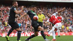 Aksi Santi Cazorla saat melawan Stoke City dalam lanjutan Liga Premier Inggris di Stadion Emirates, London. Sabtu (12/9/2015). (Reuters/Alan Walter)