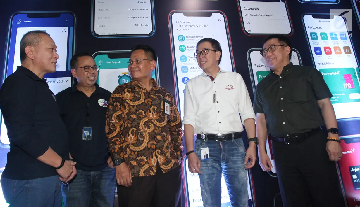 Presdir Astra Prijono Sugiarto (kedua kanan) Direktur Pengawasan Bank OJK Adief Razali (tengah) berbincang usai peluncuran website baru dan model branch PertamaBank di Jakarta, Jumat (20/9/2019). PermataBank melakukan konfigurasi ulang dan mendesain kembali konsep cabang. (Liputan6.com/HO/Eko)