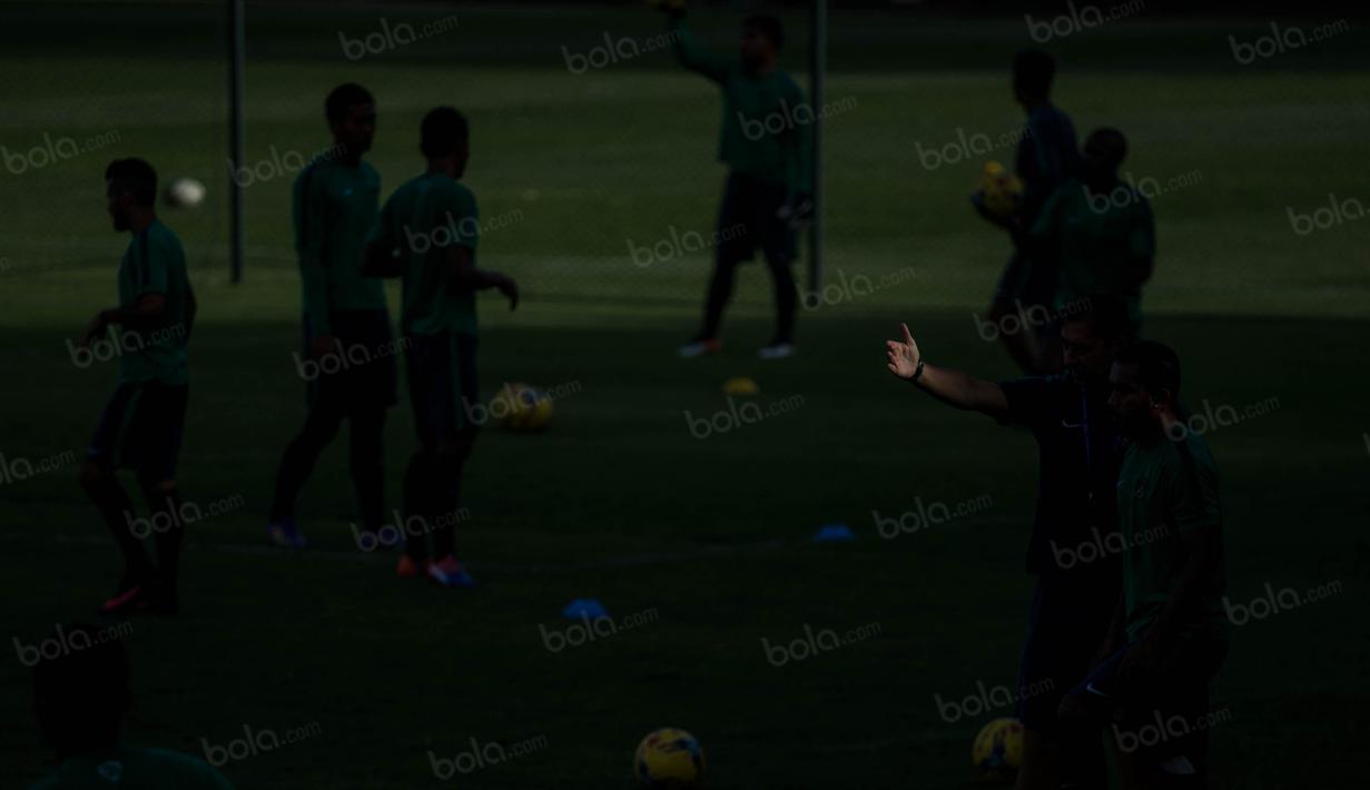 Para pemain Timnas Indonesia berlatih ringan jelang laga final Piala AFF 2016. (Bola.com/Vitalis Yogi Trisna)