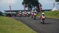 Para pembalap Astra Honda Racing School (AHRS) yang sedang berpacu di lintasan Sirkuit Bukit Peusar, Tasikmalaya dalam ajang Astra Honda Dream Cup (AHDC) 2026 yang digelar pada Minggu (24/5/2026). (Dok. AHM)