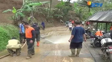 Diguyur hujan deras, tebing di Tasikmalaya longsor, akibatnya ktivitas ekonomi warga lumpuh.