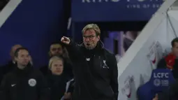 Pelatih Liverpool, Jurgen Klopp mengintruksikan para pemainnya saat berhadapan dengan Leicester City pada lanjutan Liga Inggris di stadion King Power, (28/2). Leicester City menang atas Liverpool dengan skor 3-1. (AFP Photo / Adrian Dennis)