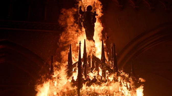 Kobaran api terlihat di gereja San Francisco de Borja diserbu oleh pengunjuk rasa di Kota Santiago, Chile, Minggu (18/10/2020). Demonstrasi itu digelar untuk memperingati satu tahun protes besar menuntut kesetaraan di Chile. (AP Photo/Esteban Felix)