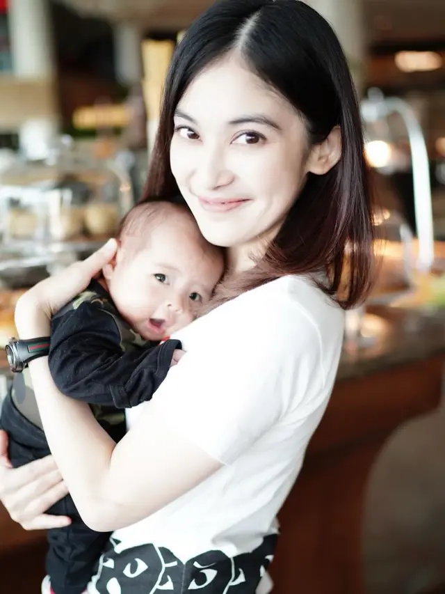6 Potret Kartika Dewi Momong Anak Sandra Dewi, Bak Anak Kandung