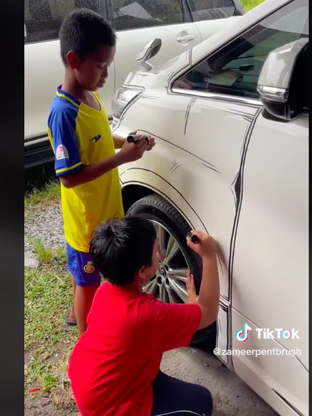 Viral Video Bocah Coret-Coret Mobil Mewah, Hasilnya Malah Tuai Pujian