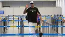 Mantan pemain Chicago Bulls, Dennis Rodman saat tiba di Bandara Internasional Ibu Kota Beijing di Beijing, (13/6). Korea Utara mengharapkan kunjungan lagi oleh Rodman pada hari Selasa. (AP Photo/Mark Schiefelbein)