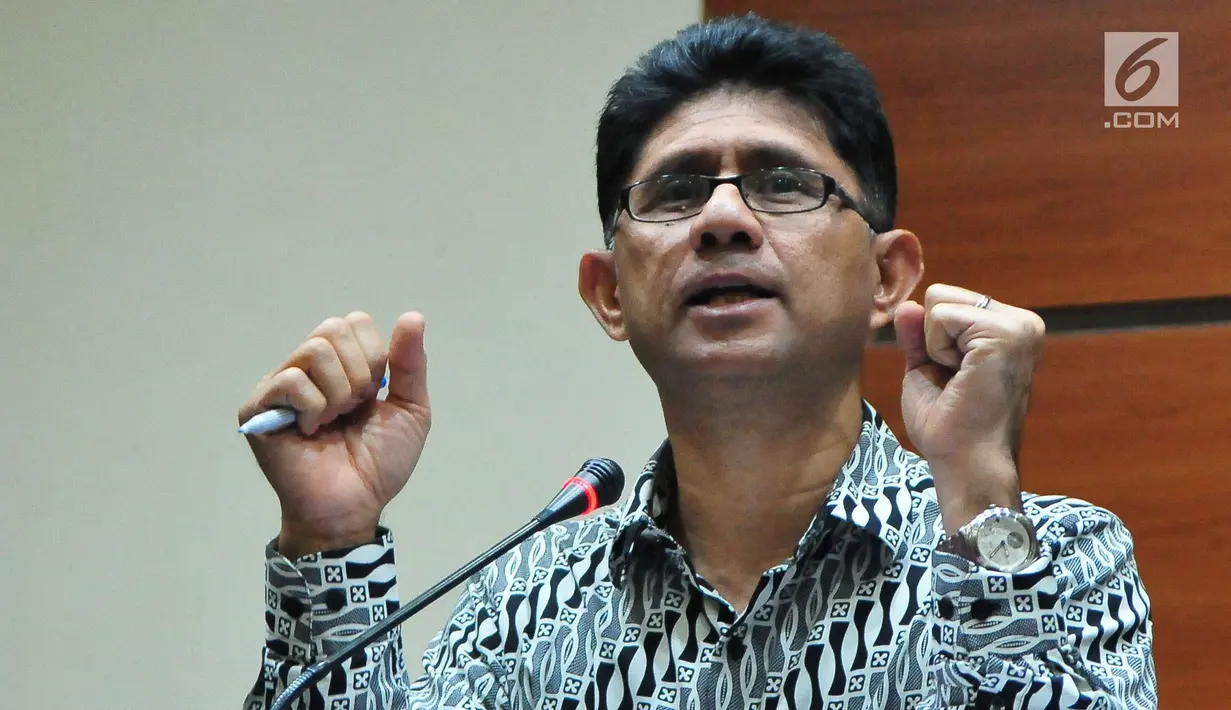 Wakil Ketua KPK Laode M Syarif menggelar konferensi pers terkait OTT di gedung KPK, Jakarta, Rabu (2/8). Dalam kasus ini, para pejabat di Pemerintah Kabupaten Pamekasan diduga menyuap Kepala Kejaksaan Negeri sebesar Rp 250 juta (Liputan6.com/Helmi Afandi)